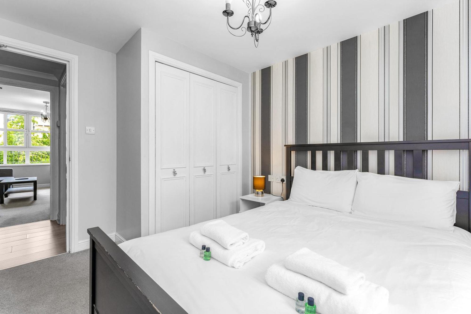 Comfy Place Off Royal Mile, With Parking Apartment *